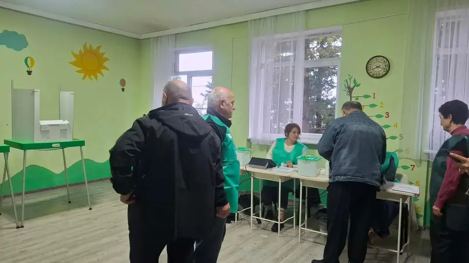 ვანის მე-17 საარჩევნო უბნის კომისიის თავმჯდომარის განცხადებით, ვანის მუნიციპალიტეტში, სადაც არჩევნები ელექტრონული წესით ტარდება, კენჭისყრა შეფერხების გარეშე მიმდინარეობს