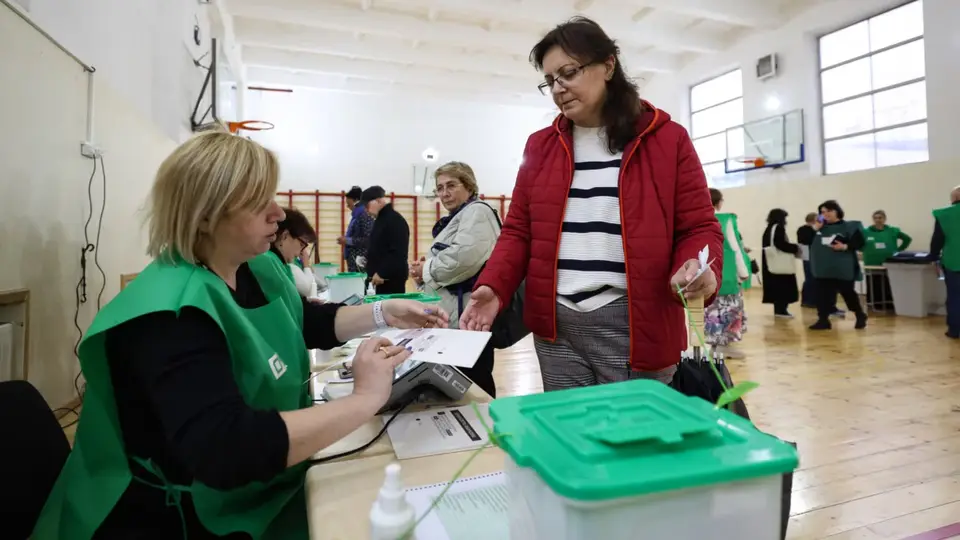 ოთხ მუნიციპალიტეტში საკრებულოების შუალედური არჩევნები მიმდინარეობს