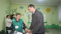 "არჩევნები მშვიდ გარემოში მიმდინარეობს, აქტივობა მაღალია" - ვანის მუნიციპალიტეტის სოფელ ფერეთაში "ქართული ოცნების" კანდიდატმა საკუთარი არჩევანი დააფიქსირა