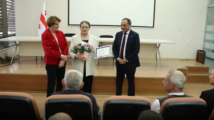 ზვიად გაბისონიამ გორისა და მცხეთის მუნიციპალიტეტებში ღვაწლმოსილი პედაგოგები დააჯილდოვა