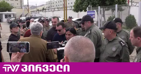 სავარაუდო სექსუალური ძალადობა დეესკალაციის საკანში - რუსთავის ციხესთან მიმდინარე აქციაზე ხმაური იყო
