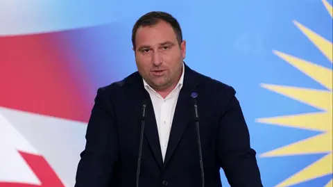 გვახსოვს მათი მთავარი ლოზუნგი, ოთხში ვიწყებთ და ოთხში ვამთავრებთ. კარგად გვახსოვს 2025 წელს ოთხში მათი დაწყებული და შემდეგ "ქართული ოცნების" დასრულებული საზოგადოებასთან ერთად - ირაკლი კირცხალია