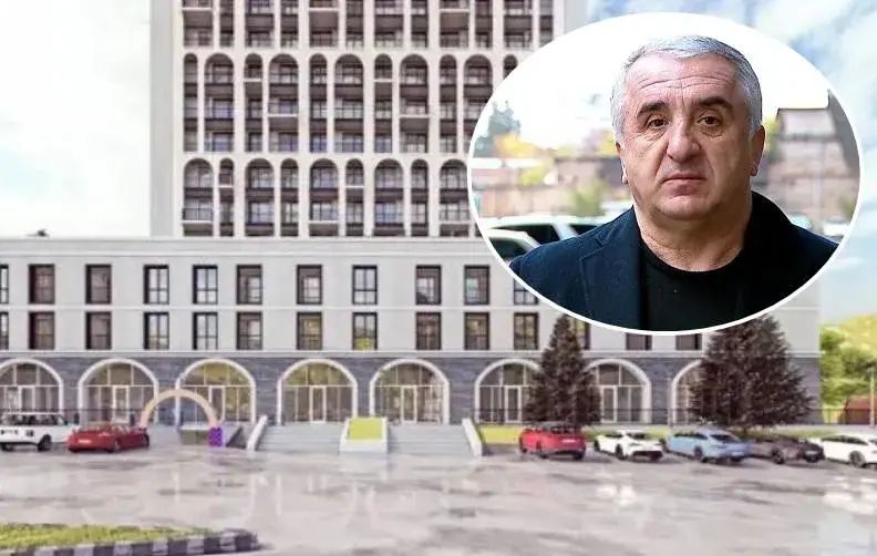 “ყველაფერი გააქვს საქართველოდან, მხოლოდ სახლს იტოვებს“ – ვალერი გელაშვილი ხაშურში ბიზნესს ჰყიდის, მათ შორის მშენებარე კომპლექსს: რა დეტალებს წერს ადგილობრივი მედია