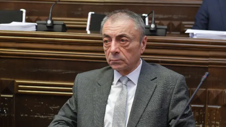 წინასწარ იყო დაანონსებული, რომ ეს იყო დამხობის სცენარი, ამას მიესალმა ბრიუსელი მაშინ - თენგიზ შარმანაშვილი 4 ოქტომბრის მოვლენებზე