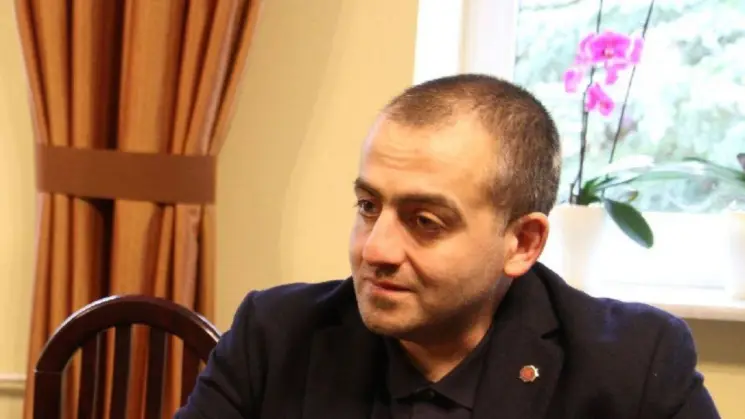 გიორგი გამსახურდია დავით უსუფაშვილზე: თავისი ნულოვანი პარტიიანად იძახის, რომ ბიძინა ივანიშვილი მივიდა ამ კაცობის პროვოკაციასთან და დაუდგა გვერდში. ყოფნის ნამუსი, რომელი ნამუსიც მრავალჯერ ახადეს, მისი მეუღლის თავდაცვის მინისტრობისას და ამას ცრუპენტელობს