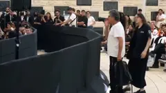 "სამარცხვინო!" - ამ შეძახილით ნეთანიაჰუს, "ჰამასის" თავდასხმის მსხვერპლთა ხსოვნისადმი მიძღვნილ ცერემონიაზე გამოსვლა, ერთ-ერთი მოკლულის მამამ შეაწყვეტინა