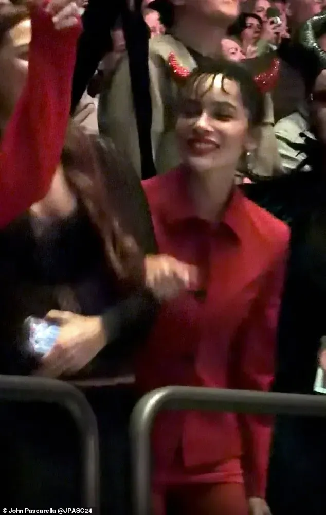 აღფრთოვანებულ მაყურებლებს შორის იყო სტაილსის საცოლე ზოი კრავიციც, რომელსაც ასევე ჰელოუინის კოსტიუმი ეცვა.
