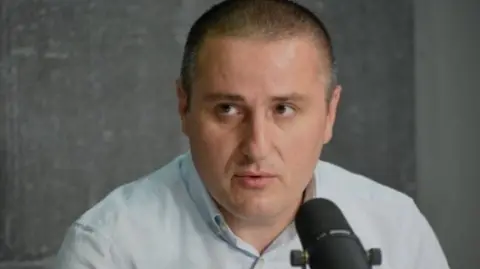 კახა წიქარიშვილი დავითაძის საქმეზე: კადრებში არსებული დეტალები გაუპატიურების საწინააღმდეგოდ მეტყველებს. როცა ადამიანთა ჯგუფი რაღაცას არაკანონიერს აკეთებს და იციან, კამერა უყურებს, შეეცდებოდნენ კამერისგან დაფარვას, არცერთი მათგანი კამერისკენ არ იყურება