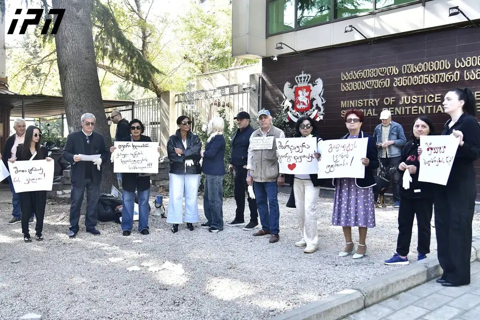 სპეციალურ პენიტენციურ სამსახურთან პატიმარ გიორგი დავითაძის ოჯახის წევრები აქციას მართავენ