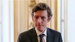 საფრანგეთის განათლების მინისტრი: მცირე ზიანს ყოველთვის მოჰყვება დიდი - ჯერ სანაგვე ურნა იწვის, შემდეგ ვითარება კონტროლიდან გამოდის, ჯერი ჭიშკარზე მიდგება, ბოლოს შეიძლება შენობაც დაზიანდეს... ცეცხლის დანთება გამართლებული ვერანაირად ვერ იქნება