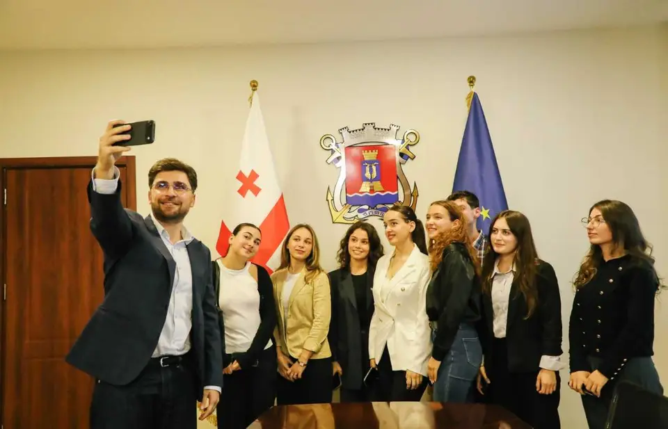 ბექა ვაჭარაძე: სტაჟირების პროცესი ახალგაზრდებისთვის მნიშვნელოვანი გამოცდილებისა და ახალი ცოდნის მიღების, საჯარო სამსახურში საკუთარი უნარების წარმოჩენის საფუძველი და კარიერული განვითარების კარგი შესაძლებლობაა