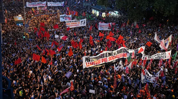 ბარსელონაში, საცხოვრებლის ხელმისაწვდომობის მოთხოვნით გამართული დემონსტრაცია არეულობაში გადაიზარდა