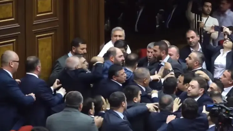სომხეთის პარლამენტში დეპუტატებს შორის ფიზიკური და სიტყვიერი დაპირისპირება მოხდა