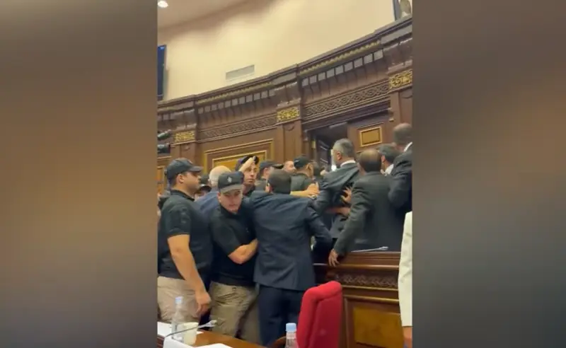 სომხეთის პარლამენტში დეპუტატებს შორის დაპირისპირება ფიზიკურ შეხლა-შემოხლაში გადაიზარდა