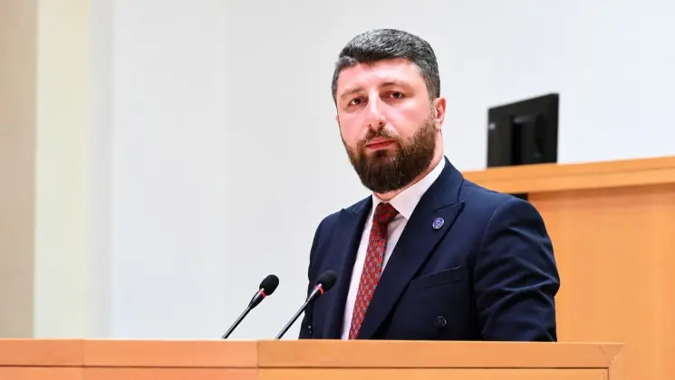 არჩილ გორდულაძე ბურჭულაძის შვილზე: ამბობს, მეთაურმა ჯარისკაცი არ უნდა მიატოვოსო, რითაც საკუთარი მამის დანაშაულს ირიბად აღიარებს, რადგან ბრალშიც ზუსტად ასეა - პაატა ბურჭულაძე იყო ძალადობრივი აქციის მეთაური