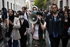 CNN-ი საფრანგეთში მასშტაბური პროტესტის მიზეზების შესახებ წერს - წლებია სოციალურ ქსელებში ვრცელდება ვიდეოები, რომლებშიც ჩანს საკლასო ოთახები არასაკმარისი რაოდენობის მერხებითა და სკამებით. ასევე, მოსწავლეები ხშირად უჩივიან გაკვეთილების გაუქმებას იმის გამო, რომ მასწავლებელს შემცვლელი არ ჰყავს