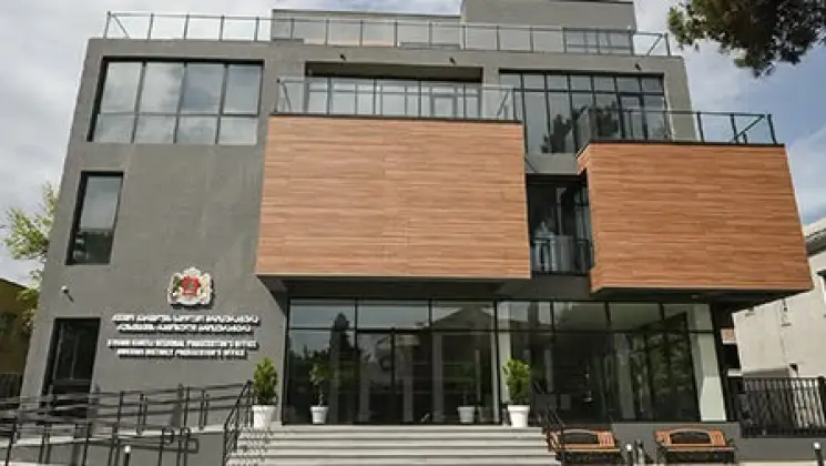 15 წლამდე პატიმრობა ემუქრება მშობელს, რომელმაც, არასრულწლოვანი შვილის შეურაცხყოფისთვის, კაცი სასიკვდილოდ დაჭრა