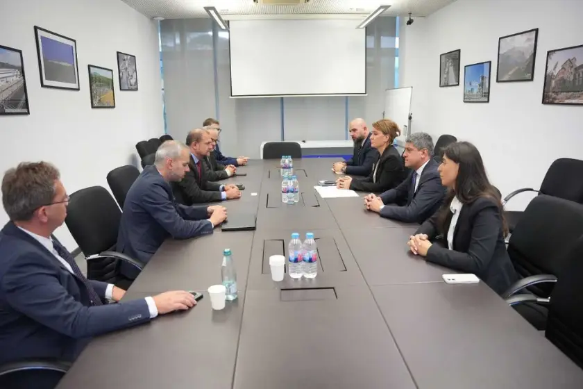ეკონომიკისა და მდგრადი განვითარების მინისტრის მოადგილე თამარ იოსელიანი უნგრეთის ტრანსპორტისა და საზოგადოებრივი სამუშაოების სამინისტროს დელეგაციის წევრებს შეხვდა