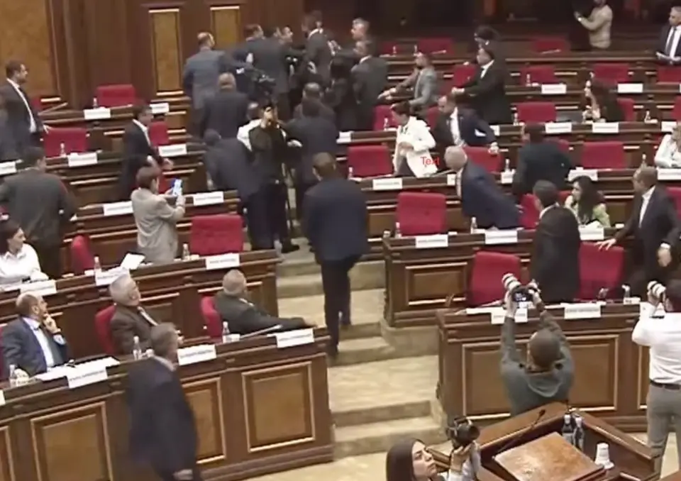სომხეთის პარლამენტში დეპუტატები ერთმანეთს ფიზიკურად დაუპირისპირდნენ