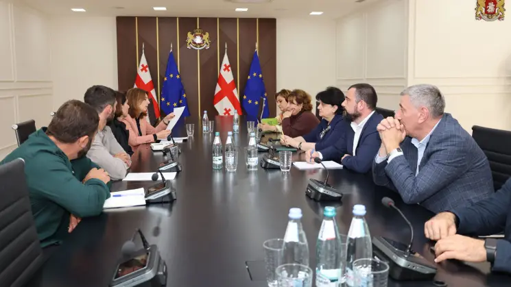 ლაშა ავალიანი რაჭული ლორის მწარმოებელთა ასოციაციის წარმომადგენლებს შეხვდა