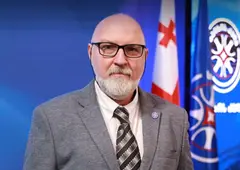 დავით ქართველიშვილი: მარტა კოსი ხან გენერალ ლებედის როლში გვევლინება, რომელიც მზადაა გამოიყენოს მკაცრი ადმინისტრაციული ბერკეტები არასასურველი რეგიონების წინააღმდეგ, ხან მედდა რეტჩედის - უკვდავი კინოშედევრიდან „ვიღაცამ გუგულის ბუდეს გადაუფრინა“