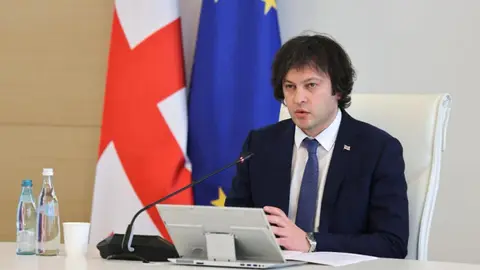 ირაკლი კობახიძე: ანაკლიის პორტთან დაკავშირებით მიმდინარეობს ტალღმტეხის მშენებლობა, ისევე, როგორც დაღრმავებითი სამუშაოები და სათანადო ვადებში, 2029 წლისთვის, უკვე დაგეგმილია პროექტის პირველი ფაზის დასრულება, ჩვენი გეგმის მიხედვით, პირველი გემები ანაკლიაში