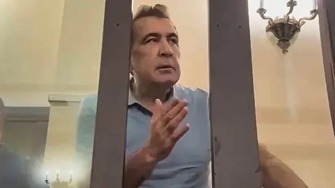 სააკაშვილი: ირმა სოხაძე ამტკიცებს, წინა რეჟიმი აუტანელი იყოო. ამოვიდა ყელში ამ თავდასხმის ატანა. სოხაძის მეუღლე გახდა სულხან მოლაშვილის მოადგილე, ვარდების რევოლუციის შემდეგ მოლაშვილი დაიჭირეს, სოხაძის ქმარიც მიაყოლეს, ამიტომ ვიყავით მისთვის აუტანელი
