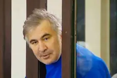 სააკაშვილი: ირმა სოხაძე ამტკიცებს, წინა რეჟიმი აუტანელი იყოო. ამოვიდა ყელში ამ ტიპის თავდასხმის ატანა. სოხაძის მეუღლე გახდა სულხან მოლაშვილის მოადგილე, „ვარდების რევოლუციის“ შემდეგ მოლაშვილი დაიჭირეს და სოხაძის ქმარიც თან მიაყოლეს, ამიტომ ვიყავით მისთვის აუტანელი