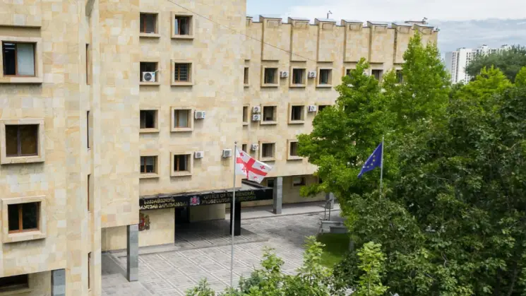 პროკურატურის მტკიცებულებების საფუძველზე განსაკუთრებით დიდი ოდენობით ნარკოტიკული საშუალების უკანონო შეძენა, შენახვის და რეალიზაციის ხელშეწყობის ფაქტზე ბრალდებულებს 18 და 19 წლით თავისუფლების აღკვეთა მიესაჯათ