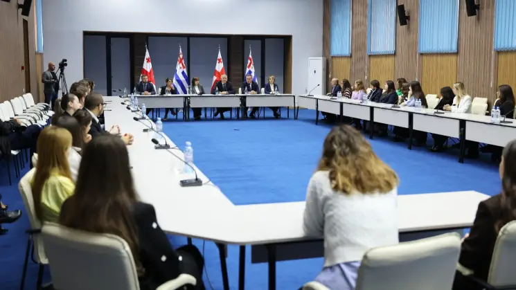 აჭარის მთავრობის თავმჯდომარე ზურაბ პატარაძე აჭარის აღმასრულებელი ხელისუფლების დაწესებულებებში შერჩეულ სტაჟიორებს შეხვდა