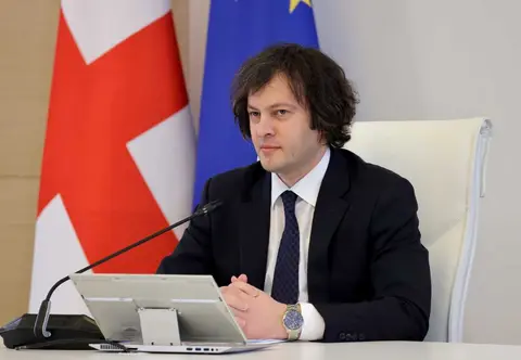ირაკლი კობახიძე: ბოლო 5 წლის განმავლობაში, ჩვენ გვაქვს სწრაფი ეკონომიკური ზრდა და ეს არც ერთი პერსონის დამსახურება არ არის, ეს არის გუნდის დამსახურება. თუ ვინმეზე, ერთ პიროვნებაზე შეიძლება იყოს დაყვანილი ეს წარმატება, ეს არის ბიძინა ივანიშვილი, რომელიც არის ამ გუნდის ლიდერი 2011 წლიდან მოყოლებული