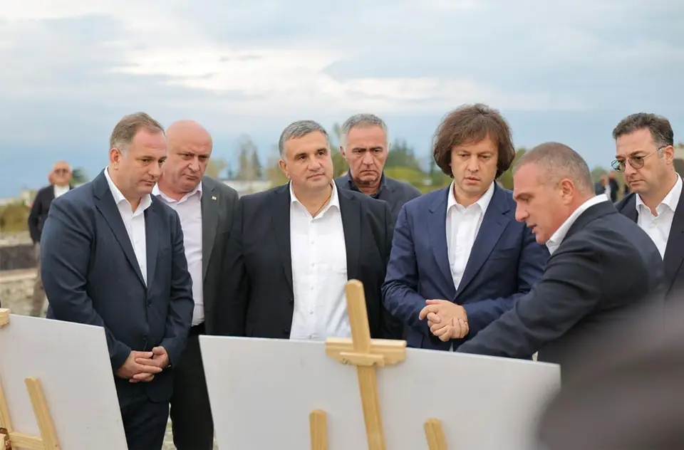 ირაკლი კობახიძე თელავში სპორტული ინფრასტრუქტურის მშენებლობის პროცესს გაეცნო
