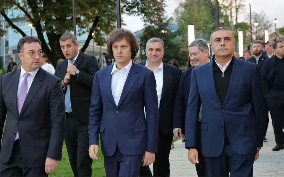 პრემიერ-მინისტრმა თელავში ახლად რეაბილიტირებული სკვერი დაათვალიერა