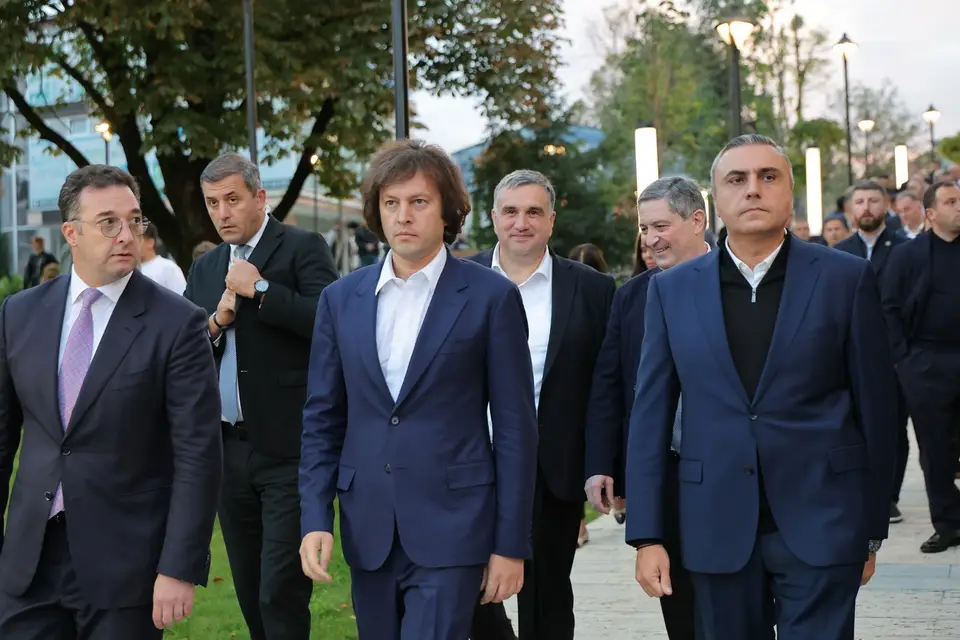 პრემიერ-მინისტრმა თელავში ახლად რეაბილიტირებული სკვერი დაათვალიერა