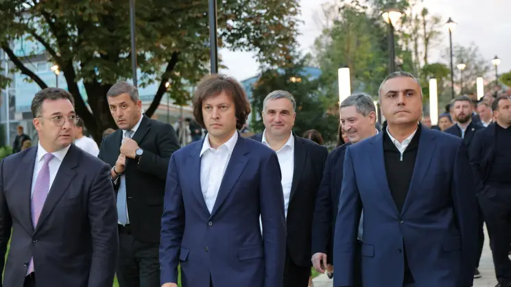 პრემიერ-მინისტრმა თელავში ახლად რეაბილიტირებული სკვერი დაათვალიერა