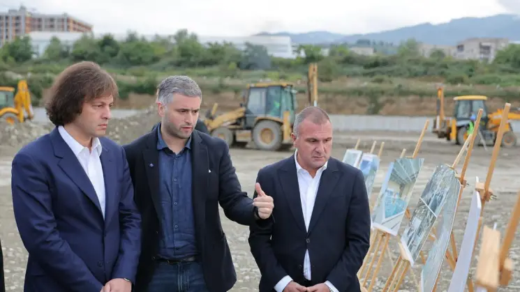 პრემიერი კახეთში - ირაკლი კობახიძე ყურძნის მოსავლის აღებისა და ჩაბარების შესახებ ინფორმაციას, ასევე, მიმდინარე ინფრასტრუქტურულ პროექტებს გაეცნო