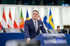 ევროპარლამენტარი ტომაშ ფროელიხი: ორმაგი სტანდარტების უკეთეს მაგალითს ვერსად ნახავთ, თქვენ შეშფოთებას გამოთქვამთ საქართველოში ოპოზიციური პარტიების შესაძლო აკრძალვის გამო, მაგრამ თავად რატომ გსურთ „ალტერნატივა გერმანიისთვის“ აკრძალვა?