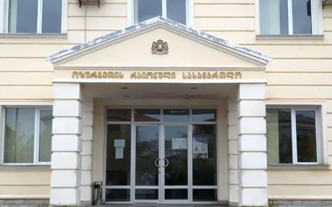 ოზურგეთის სასამართლო შარშან მიღებულ განაჩენს პატიმარს ახლაც არ აბარებს