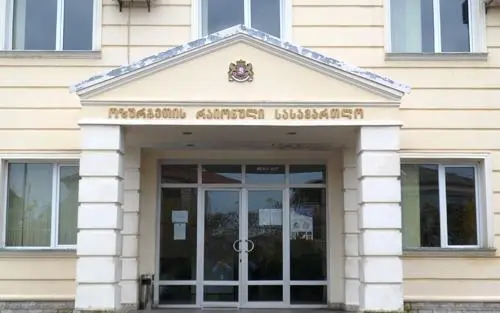 ოზურგეთის სასამართლო შარშან მიღებულ განაჩენს პატიმარს ახლაც არ აბარებს