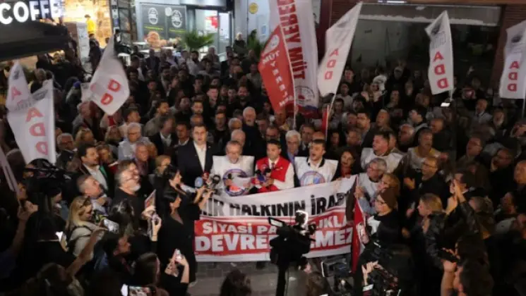 იზმირში მოსახლეობა ქალაქის მერის მიერ ოპოზიციური პარტიის დატოვებასა და ერდოღანის მმართველ პარტიაში გადასვლას აპროტესტებს