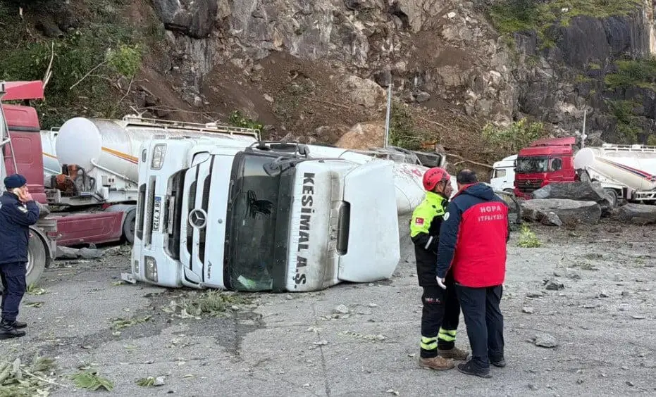 თურქეთში, ხოფას რაიონში, სატვირთო ავტომობილების სადგომზე მეწყერის ჩამოწოლას მსხვერპლი მოჰყვა
