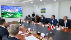 აჭარის მთავრობის თავმჯდომარე ზურაბ პატარაძე მთავრობის წევრებთან ერთად, თურქეთის რესპუბლიკაში სამუშაო ვიზიტის ფარგლებში, ართვინის პროვინციის გუბერნატორ თურან ერგუნს შეხვდა