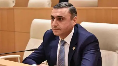 მოსწყინდა ბატონ პაატას ციხეში ყოფნა და სურს გამოსვლა, მაგრამ თან თითქოს სახის შენარჩუნებაც უნდა თავისი რევოლუციური გაგებით. ერთია ფაქტი, ყველამ უნდა აღიაროს დანაშაული - დავით მათიკაშვილი