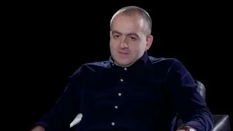 გიორგი გამსახურდია: "აკაცუკების" გადმოსახედიდან, თურმე მარტო ერთი ვიწრო პოლიტიკური ჯგუფისთვის უნდა იყოს მისაღები სახალხო დამცველი, მაგალითად, როგორც ლომჯარია. შეშფოთებას იწვევს თურმე, როცა ლევან იოსელიანი თეთრზე შავს არ იძახის