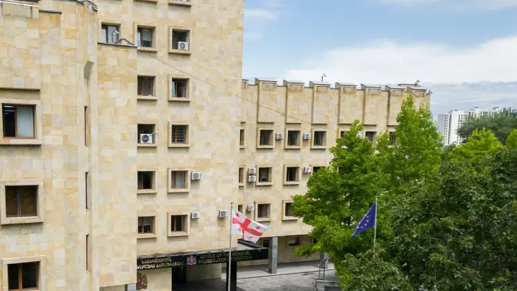 წვევამდელების მიერ სამხედრო სამსახურისთვის თავის არიდებაში, დოკუმენტების გაყალბების და გამოყენებაში დახმარების, ასევე ჯგუფის მიერ ჩადენილი თაღლითობის ფაქტებზე ბრალდებული სასამართლომ დამნაშავედ ცნო
