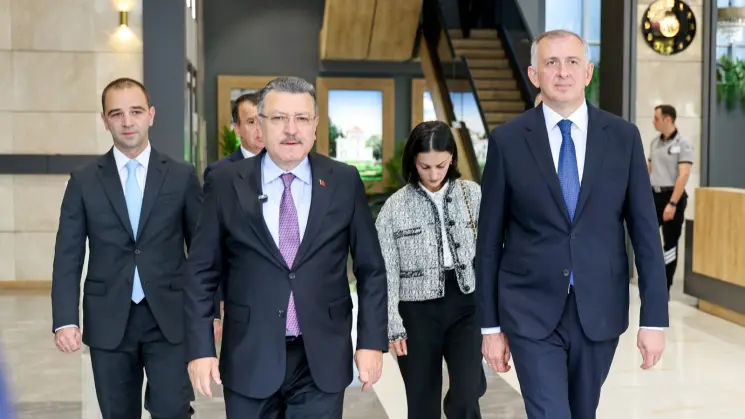 აჭარის მთავრობის თავმჯდომარე ზურაბ პატარაძე ბათუმის მერთან, გიორგი ცინცაძესთან ერთად, ტრაპიზონის მერს, აჰმეთ მეთინ გენჩს შეხვდა