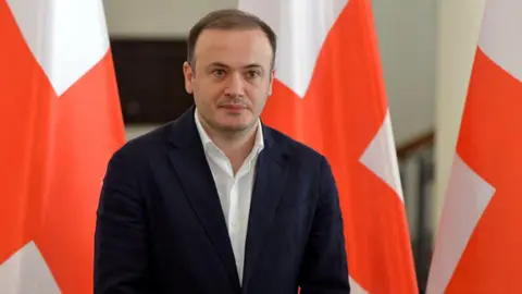 იმდენად არის შავი ფულის ტრიალი და მზარდი დაფინანსება, შვილები ითხოვენ მამების ციხეში ყოფნას, ხალხო, გაგიგიათ?! შუქრი ბურჭულაძე ითხოვს მამამისისგან - იჯექიო, იქ უნდა ეწამოო - ირაკლი ზარქუა