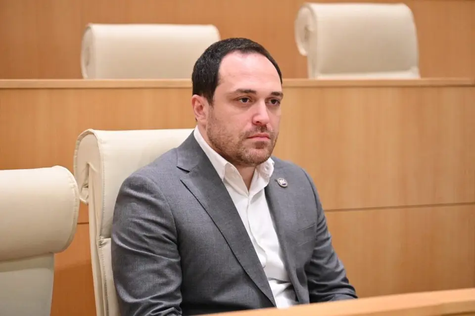 გიორგი გაბუნია ჰერჩინსკის განცხადებას პასუხობს, რომელმაც ევროკავშირი ქართულ მრავალხმიანობას შეადარა: „ქართული მუსიკა დაკავშირებულია მარადიულ ღირებულებებთან ღმერთისა და სამშობლოსადმი თავდადებასთან- წარმოიდგინეთ რამდენად რთულია თქვენთვის გაუგოთ და ესაუბროთ ერს, რომელსაც ასეთი ღირებულებები აქვს, ასე უყვარს თავისუფლება და არასდროს დაუშვებს ღირსების შელახვასა და უპატივცემლობას“