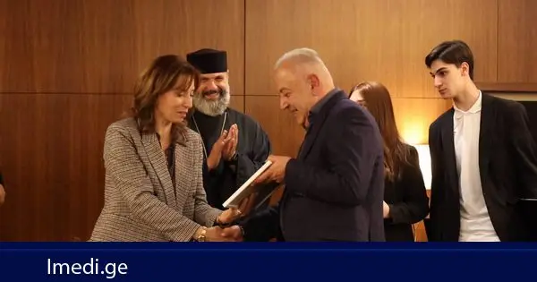 ბორჯომში ღვაწლმოსილი მასწავლებლები მადლობის სიგელებით დაჯილდოვდნენ