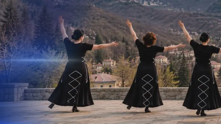 ტყიბულის ქალთა ანსამბლი, სადაც ცეკვა პროფესია არავისთვისაა - როგორია ცხოვრება, როცა დღის ჩვეულ განრიგში მოულოდნელად სცენაც გემატება